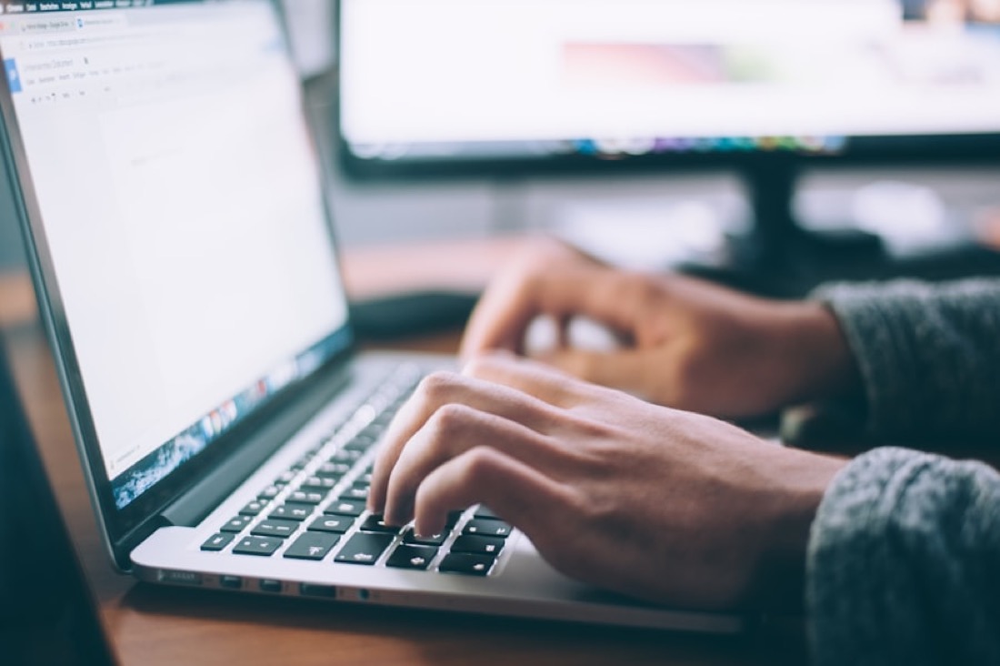 The 10-minute email list: collect 100 subscribers before your first booking